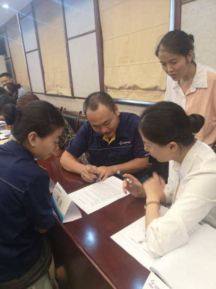 蕭鳳:重慶云天化集團(tuán)服務(wù)禮儀及講解員能力培訓(xùn)