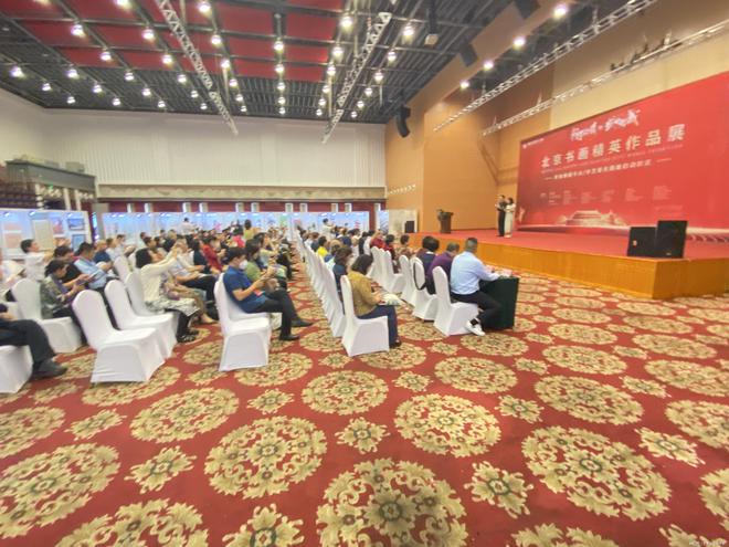 國家博物館前館長潘震宙為畫家石路梅頒獎