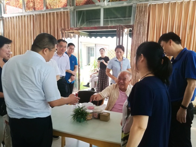 中國(guó)國(guó)際經(jīng)濟(jì)交流中心調(diào)研組到河南省護(hù)理學(xué)院調(diào)研